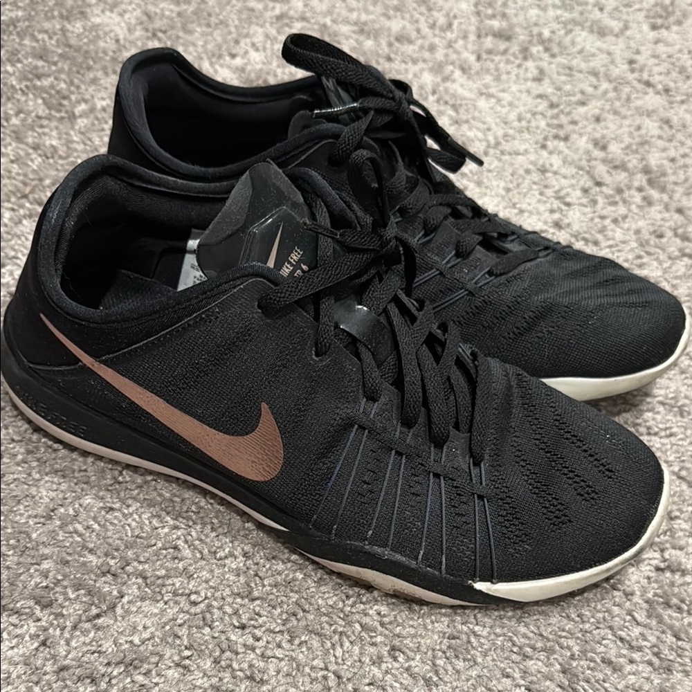 Nike women’s free tr 6 Black/rose gold sneakers